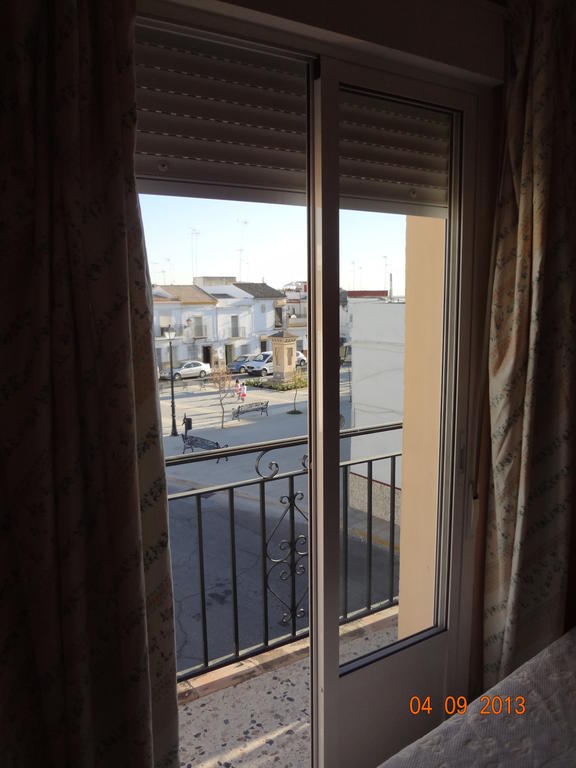 Hostal San Pedro Sanlúcar la Mayor Exteriör bild